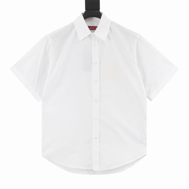Gucci 古驰 24Ss 方框G字母压胶短袖衬衫 采用定制面料制作而成，官方同款，面料经过同缸染色工艺处理，手感舒适柔软，既时尚又具有个性，无论男女都非常合适