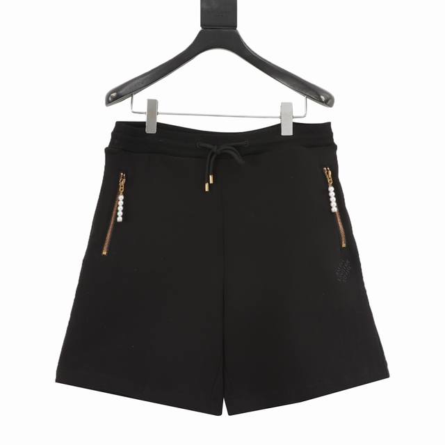 Louis Vuitton 路易威登 24Ss 珍珠吊坠刺绣短裤 原8,950购入，采用36S双纱双面400G卫衣面料，双纱双面面料具有较高的品质和细腻的手感。