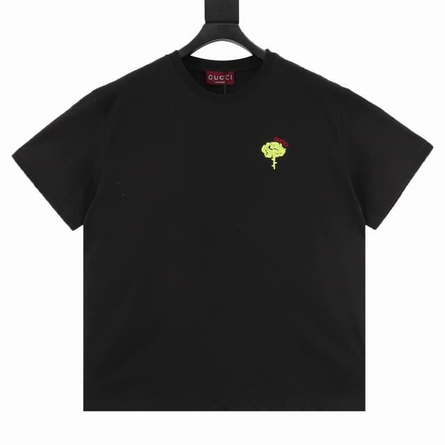 Gucci 古驰 花卉刺绣字母圆领T恤 定制高克重 针织棉面料精心制作，手感特别的扎实，质感拉满，松软细腻上身舒适，优越的吸湿排汗性能，不闷热！胸前草写Logo