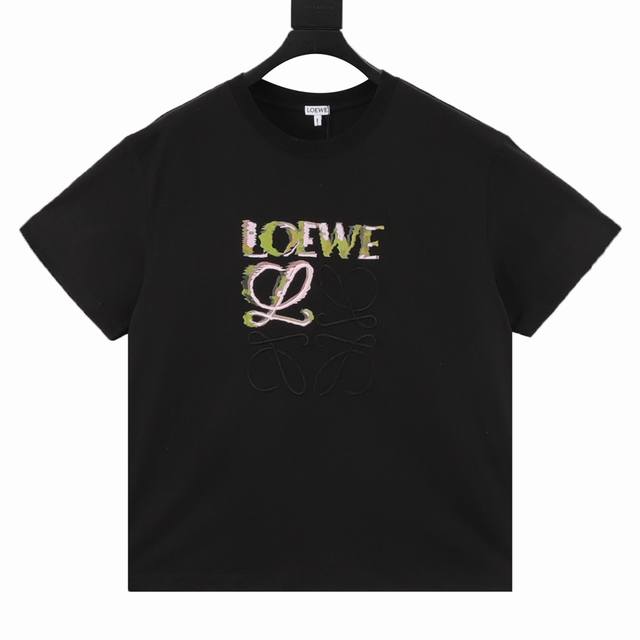 Loewe 罗意威 半手绘涂鸦刺绣Logo短袖 采用180克迈巴赫爽棉面料，前幅采用进口机数码直喷，经5次打版调色，由深至浅，渐进过程自然而又丰富，前幅采用进口
