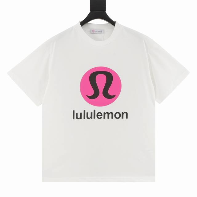 Lululemon 璐璐乐蒙 限定字母徽标短袖T恤 面料采用260克重精梳棉，定制32支1*1螺纹，成衣两遍水洗处理，面料舒适亲肤无异感，定制定染面料， 纺织密