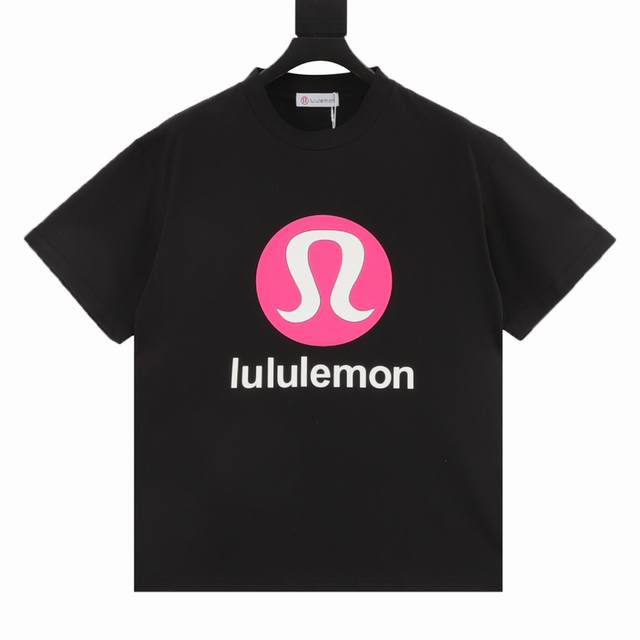 Lululemon 璐璐乐蒙 限定字母徽标短袖T恤 面料采用260克重精梳棉，定制32支1*1螺纹，成衣两遍水洗处理，面料舒适亲肤无异感，定制定染面料， 纺织密