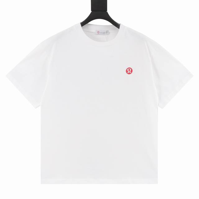 Lululemon 璐璐乐蒙 限定字母徽标短袖T恤 面料采用260克重精梳棉，定制32支1*1螺纹，成衣两遍水洗处理，面料舒适亲肤无异感，定制定染面料， 纺织密