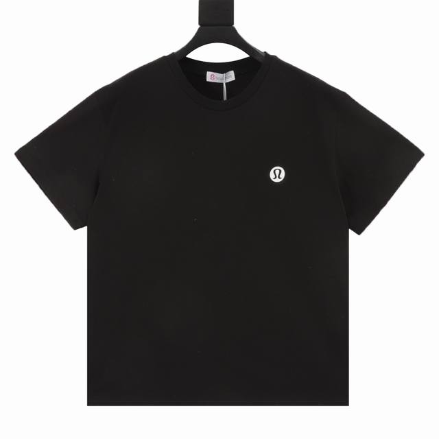 Lululemon 璐璐乐蒙 限定字母徽标短袖T恤 面料采用260克重精梳棉，定制32支1*1螺纹，成衣两遍水洗处理，面料舒适亲肤无异感，定制定染面料， 纺织密