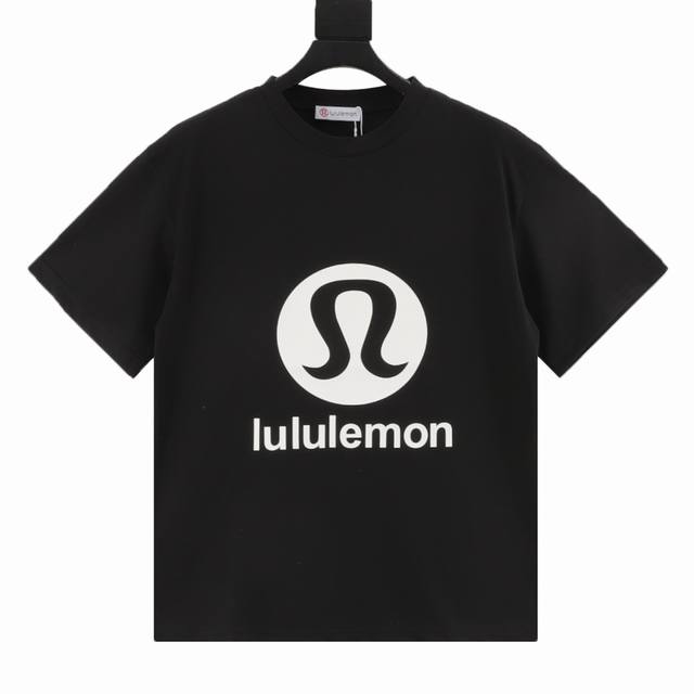 Lululemon 璐璐乐蒙 限定字母徽标短袖T恤 面料采用260克重精梳棉，定制32支1*1螺纹，成衣两遍水洗处理，面料舒适亲肤无异感，定制定染面料， 纺织密