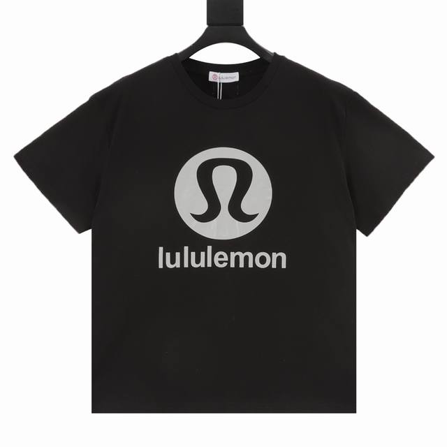 Lululemon 璐璐乐蒙 限定字母徽标短袖T恤 面料采用260克重精梳棉，定制32支1*1螺纹，成衣两遍水洗处理，面料舒适亲肤无异感，定制定染面料， 纺织密