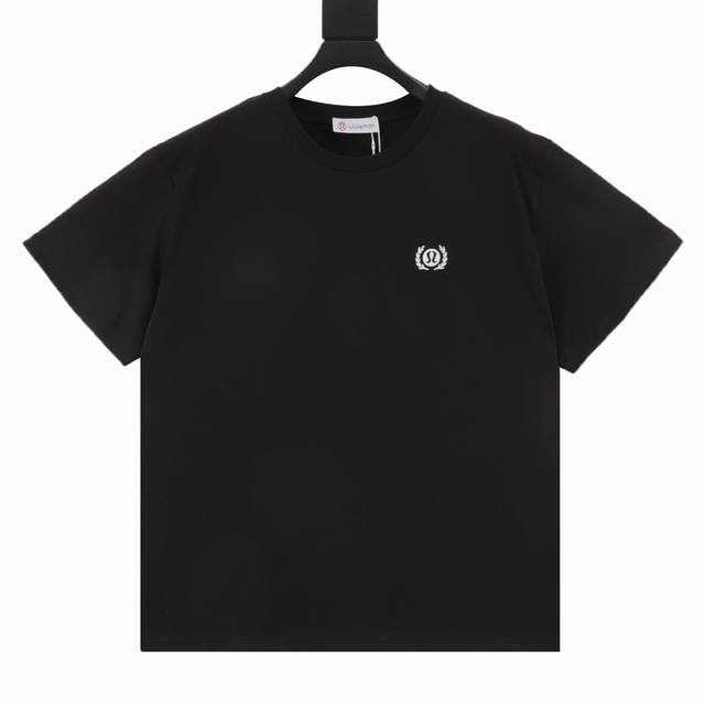 Lululemon 璐璐乐蒙 限定字母徽标短袖T恤 面料采用260克重精梳棉，定制32支1*1螺纹，成衣两遍水洗处理，面料舒适亲肤无异感，定制定染面料， 纺织密