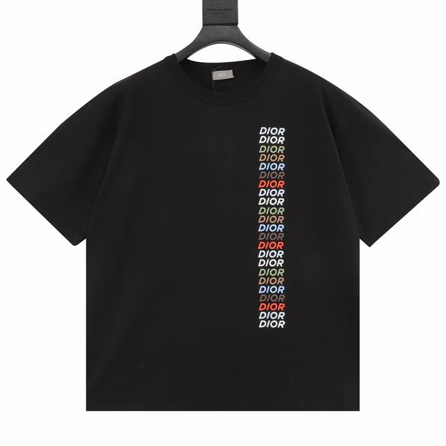 Dior 迪奥 彩色斜字圆领短袖 原版购买，特纺竹节棉、尼龙水浆工艺、圆领直筒版型、定制新款吊牌、全套辅料配备！棉质竹节平纹针织面料主要由纯棉纱线制成；组织结构