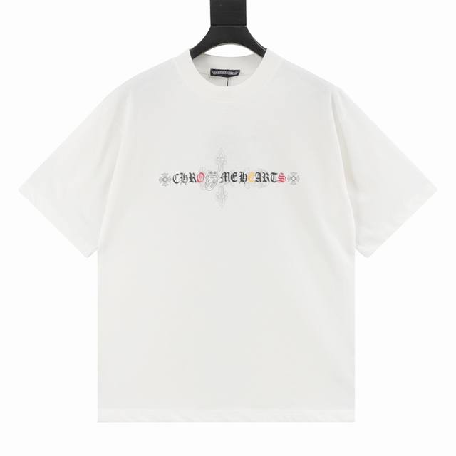Chrome Hearts 克罗心Ch 胸前梵文印花短袖T恤 面料采用280克重精梳棉，定制32支1*1螺纹，成衣两遍水洗处理，面料舒适亲肤无异感，定制定染面料