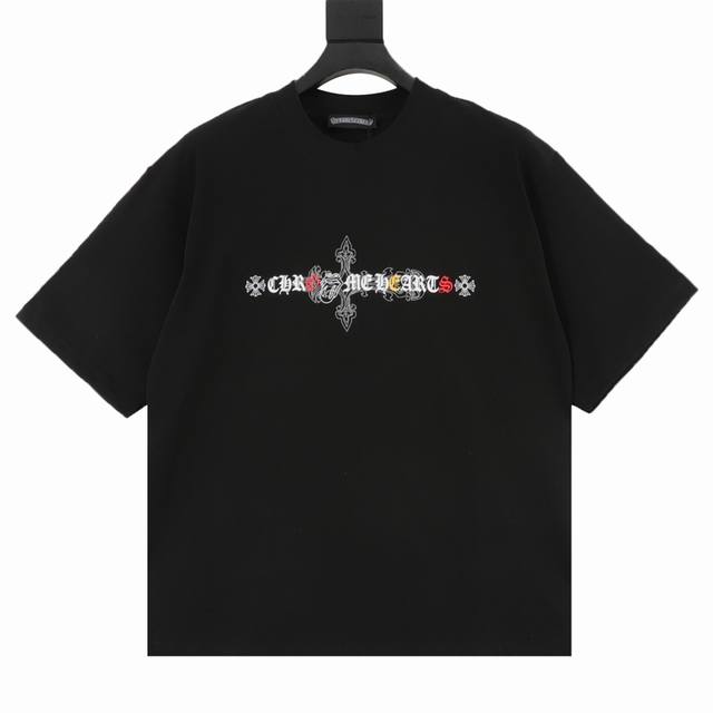 Chrome Hearts 克罗心Ch 胸前梵文印花短袖T恤 面料采用280克重精梳棉，定制32支1*1螺纹，成衣两遍水洗处理，面料舒适亲肤无异感，定制定染面料