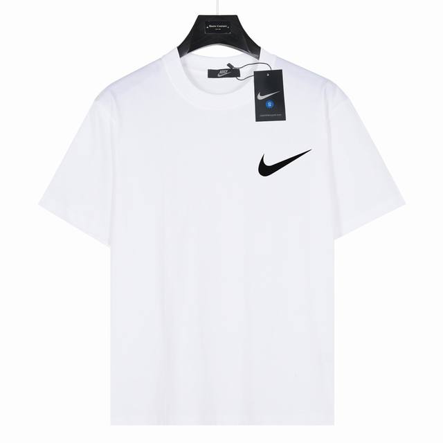 Nike 胸口经典耐克Logo小标印花 款号:Nk06 白色 240克重磅小落肩100%棉T恤。Os版型，宽松有型好搭配。采用精梳紧密赛络工艺，面料更耐磨。袖口