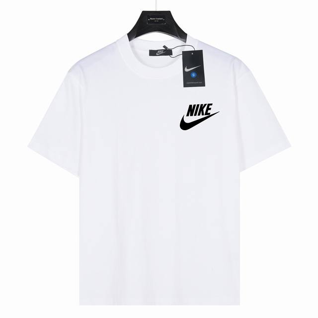 Nike 胸口经典耐克字母小标印花 款号:Nk04 白色 240克重磅小落肩100%棉T恤。Os版型，宽松有型好搭配。采用精梳紧密赛络工艺，面料更耐磨。袖口以及