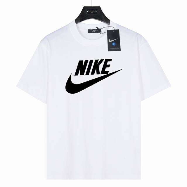 Nike 经典耐克字母印花 款号:Nk01 白色 240克重磅小落肩100%棉T恤。Os版型，宽松有型好搭配。采用精梳紧密赛络工艺，面料更耐磨。袖口以及下摆三排