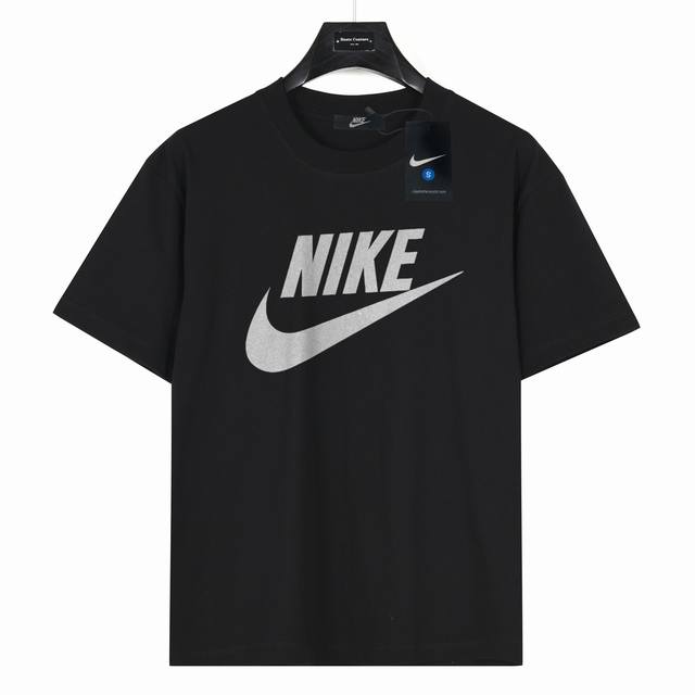 Nike 经典耐克字母印花 款号:Nk01 黑色 240克重磅小落肩100%棉T恤。Os版型，宽松有型好搭配。采用精梳紧密赛络工艺，面料更耐磨。袖口以及下摆三排