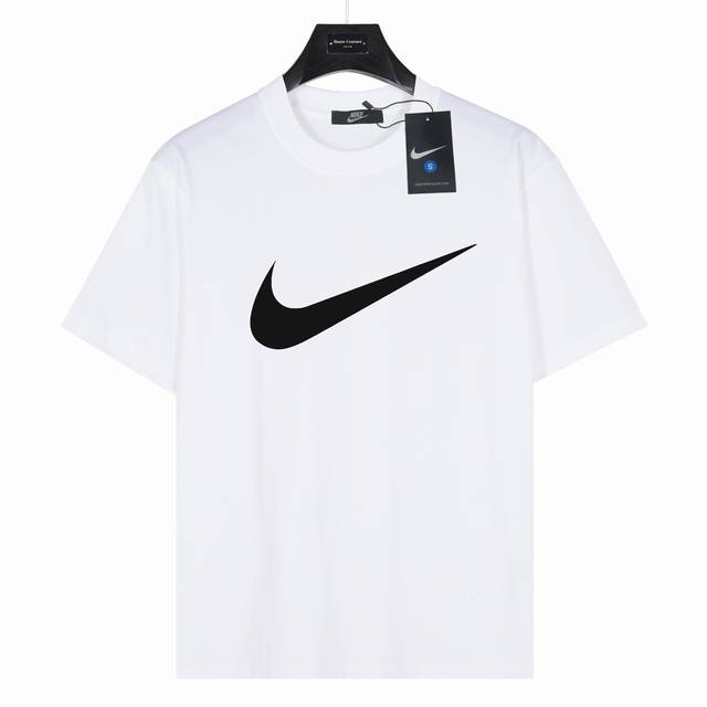 Nike 经典耐克大Logo印花 款号:Nk03 白色 240克重磅小落肩100%棉T恤。Os版型，宽松有型好搭配。采用精梳紧密赛络工艺，面料更耐磨。袖口以及下