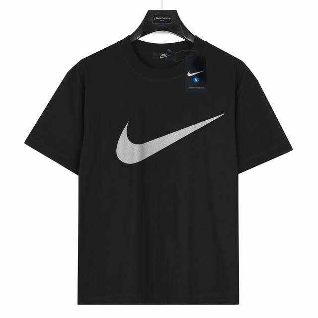 Nike 经典耐克大Logo印花 款号:Nk03 黑色 240克重磅小落肩100%棉T恤。Os版型，宽松有型好搭配。采用精梳紧密赛络工艺，面料更耐磨。袖口以及下
