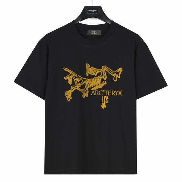 Ayc Teryx始祖鸟 ] 鸟家金色溶解图案 款号:Szn41 黑色 240克重磅小落肩100%棉T恤。Os版型，宽松有型好搭配。采用精梳紧密赛络工艺，面料更