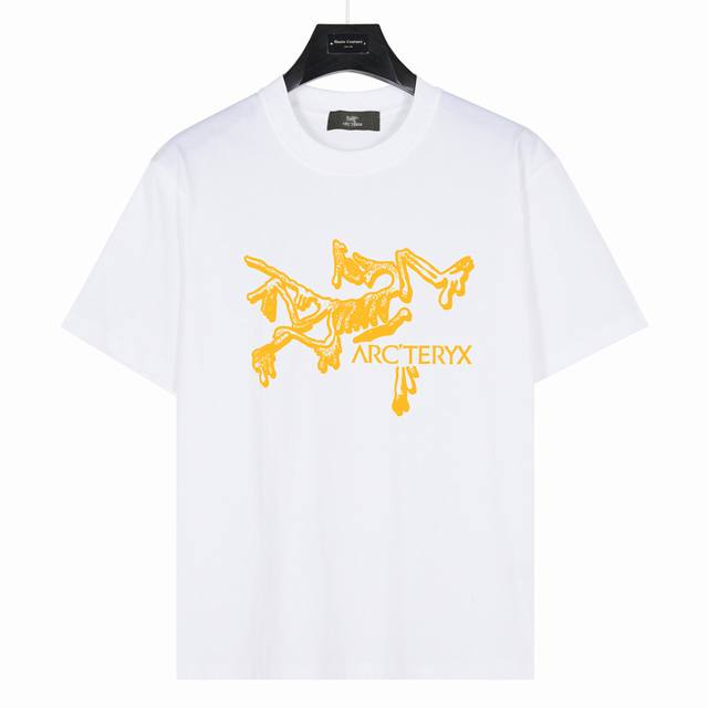 Ayc Teryx始祖鸟 ] 鸟家金色溶解图案 款号:Szn41 白色 240克重磅小落肩100%棉T恤。Os版型，宽松有型好搭配。采用精梳紧密赛络工艺，面料更