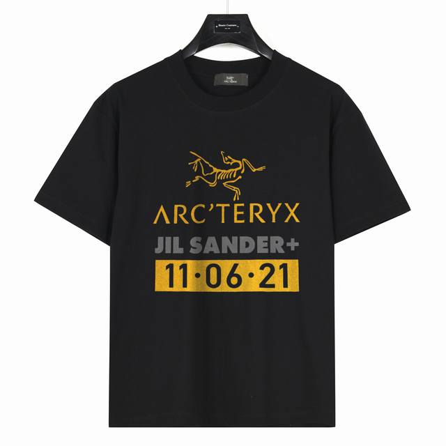 Ayc Teryx始祖鸟 ] 联名款11.06.21 款号:Szn40 黑色 240克重磅小落肩100%棉T恤。Os版型，宽松有型好搭配。采用精梳紧密赛络工艺，