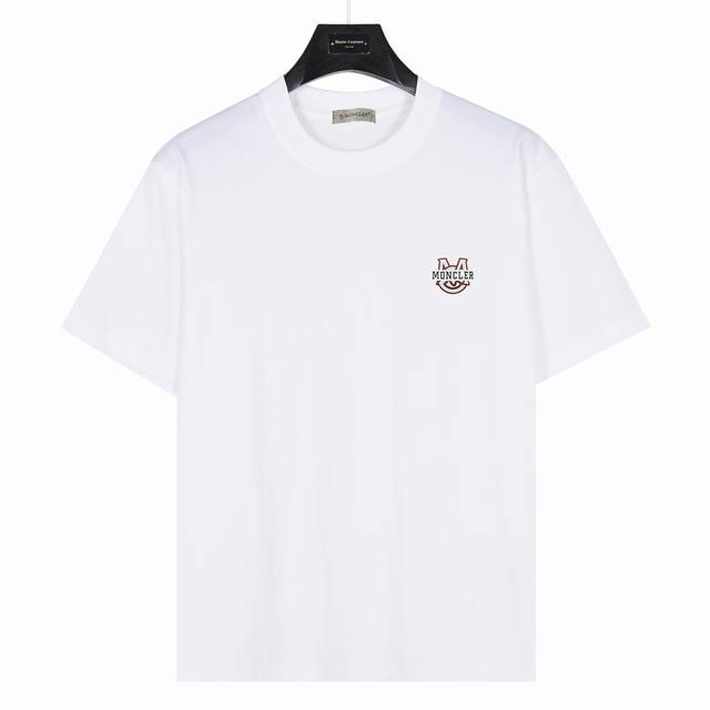 Moncler ]经典标志结合字母M元素小标 款号:Mk12 白色 240克重磅小落肩100%棉T恤。Os版型，宽松有型好搭配。采用精梳紧密赛络工艺，面料更耐磨
