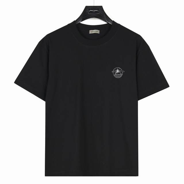 Moncler ]蒙口&Roc Nation 联名小标 款号:Mk11 黑色 240克重磅小落肩100%棉T恤。Os版型，宽松有型好搭配。采用精梳紧密赛络工艺，