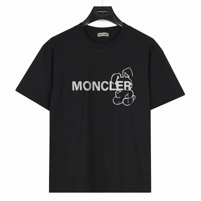 Moncler 蒙口 ] 卡通字体兔子图案 款号:Mk10 黑色 240克重磅小落肩100%棉T恤。Os版型，宽松有型好搭配。采用精梳紧密赛络工艺，面料更耐磨。
