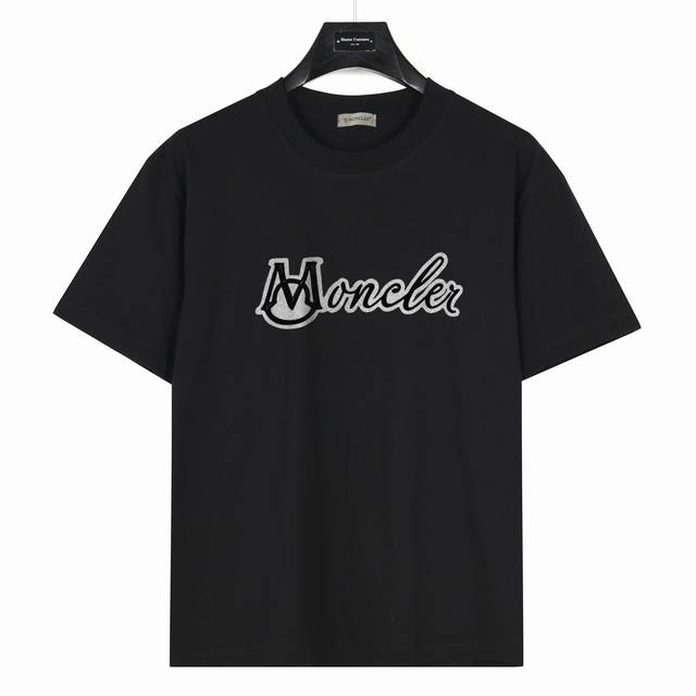 Moncler 蒙口 ] 艺术字体Logo 款号:Mk09 黑色 240克重磅小落肩100%棉T恤。Os版型，宽松有型好搭配。采用精梳紧密赛络工艺，面料更耐磨。