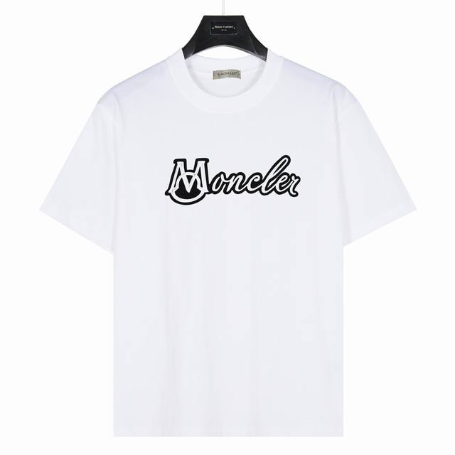 Moncler 蒙口 ] 艺术字体Logo 款号:Mk09 白色 240克重磅小落肩100%棉T恤。Os版型，宽松有型好搭配。采用精梳紧密赛络工艺，面料更耐磨。