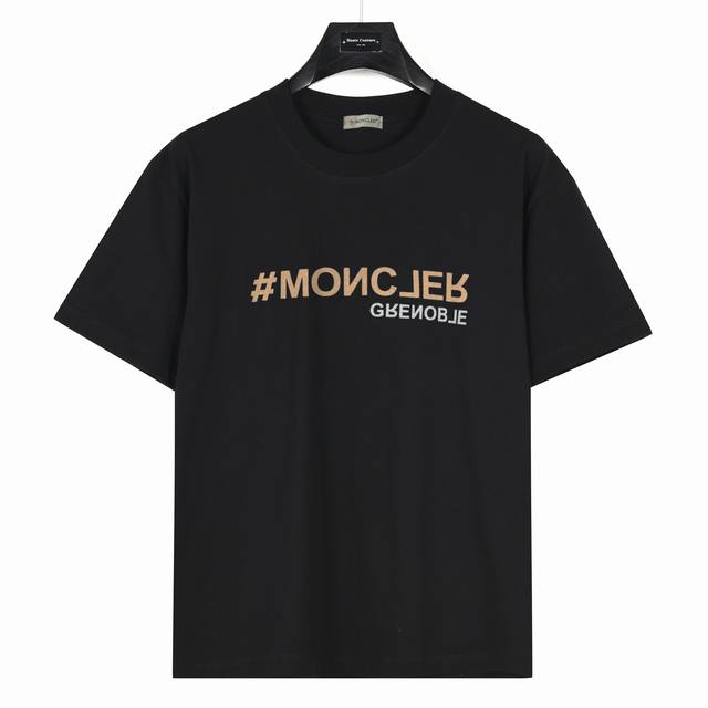 Moncler 蒙口 ]胸前反转字母 款号:Mk08 黑色 240克重磅小落肩100%棉T恤。Os版型，宽松有型好搭配。采用精梳紧密赛络工艺，面料更耐磨。袖口以