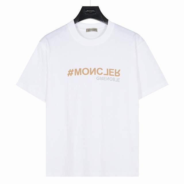 Moncler 蒙口 ]胸前反转字母 款号:Mk08 白色 240克重磅小落肩100%棉T恤。Os版型，宽松有型好搭配。采用精梳紧密赛络工艺，面料更耐磨。袖口以
