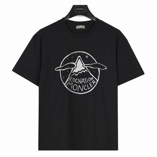 Moncler 蒙口 ]&Roc Nation 联名系列标志 款号:Mk06 黑色 240克重磅小落肩100%棉T恤。Os版型，宽松有型好搭配。采用精梳紧密赛络