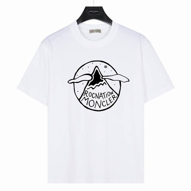 Moncler 蒙口 ]&Roc Nation 联名系列标志 款号:Mk06 白色 240克重磅小落肩100%棉T恤。Os版型，宽松有型好搭配。采用精梳紧密赛络