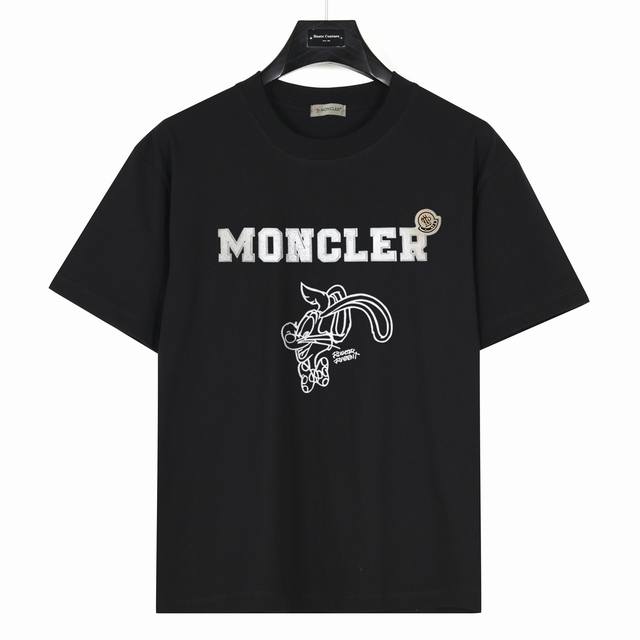 Moncler 蒙口 ] 彼得兔素描印花 款号:Mk04 黑色 240克重磅小落肩100%棉T恤。Os版型，宽松有型好搭配。采用精梳紧密赛络工艺，面料更耐磨。袖