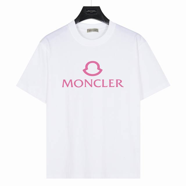 Moncler 蒙口 ] 胸前粉色字母印花 款号:Mk03 白色 240克重磅小落肩100%棉T恤。Os版型，宽松有型好搭配。采用精梳紧密赛络工艺，面料更耐磨。