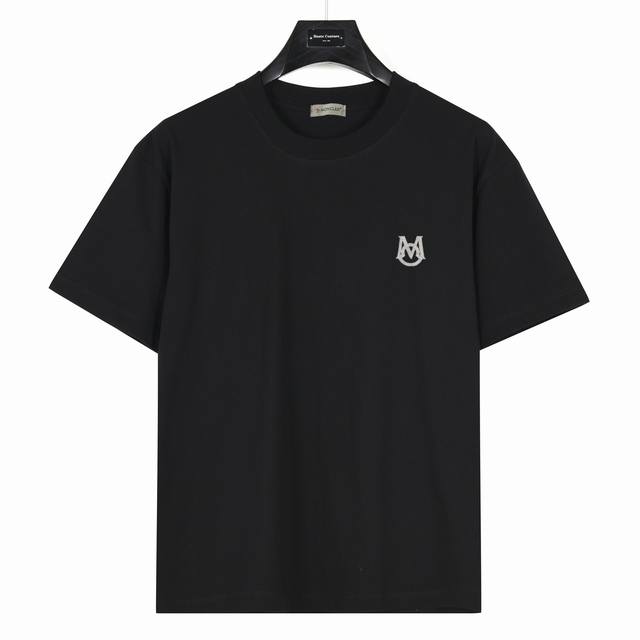 Moncler 蒙口 ] 胸口小标M图案 款号:Mk02 白色 240克重磅小落肩100%棉T恤。Os版型，宽松有型好搭配。采用精梳紧密赛络工艺，面料更耐磨。袖