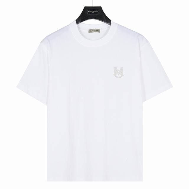 Moncler 蒙口 ] 胸口小标M图案 款号:Mk02 白色 240克重磅小落肩100%棉T恤。Os版型，宽松有型好搭配。采用精梳紧密赛络工艺，面料更耐磨。袖