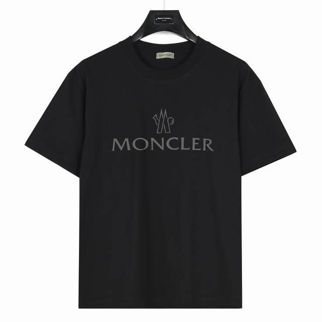 Moncler 蒙口 ] 官网同款印花图案 款号:Mk01 黑色 240克重磅小落肩100%棉T恤。Os版型，宽松有型好搭配。采用精梳紧密赛络工艺，面料更耐磨。