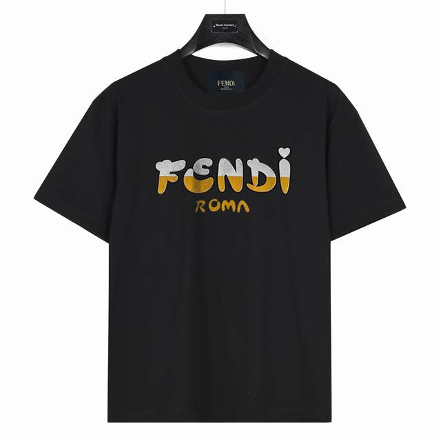 Fendi 芬迪 Q版文字印花 款号:Fd04 黑色 240克重磅小落肩100%棉T恤。Os版型，宽松有型好搭配。采用精梳紧密赛络工艺，面料更耐磨。袖口以及下摆