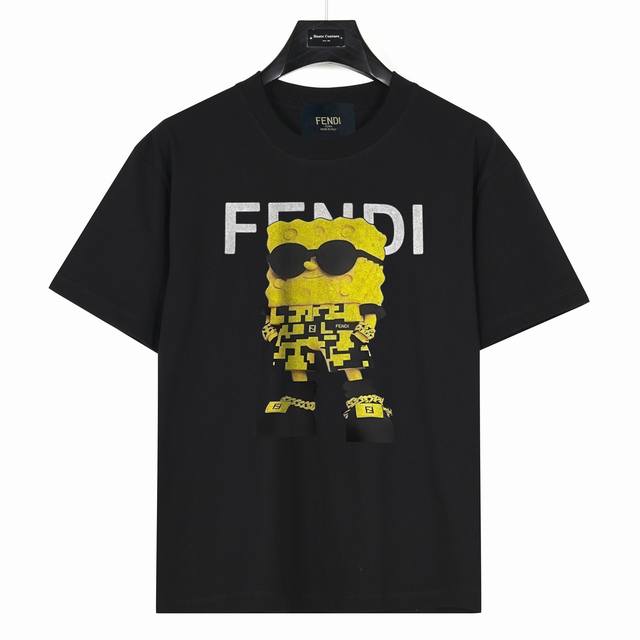 Fendi 芬迪 海绵宝宝联名款 款号:Fd01 黑色 240克重磅小落肩100%棉T恤。Os版型，宽松有型好搭配。采用精梳紧密赛络工艺，面料更耐磨。袖口以及下