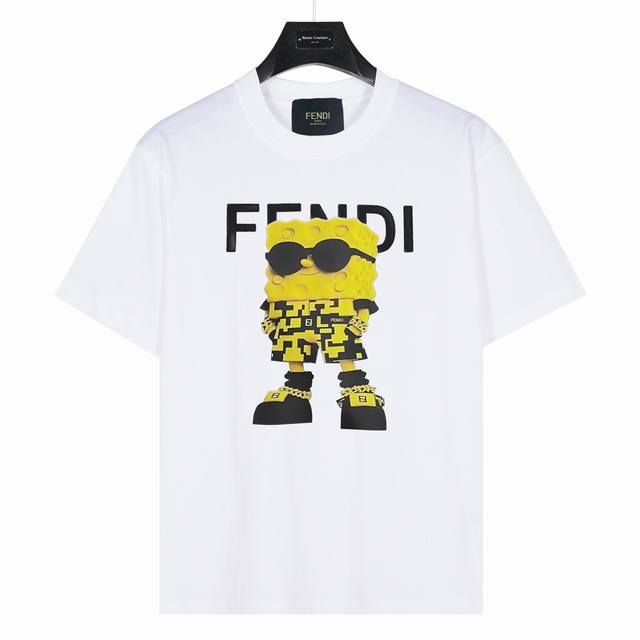 Fendi 芬迪 海绵宝宝联名款 款号:Fd01 白色 240克重磅小落肩100%棉T恤。Os版型，宽松有型好搭配。采用精梳紧密赛络工艺，面料更耐磨。袖口以及下