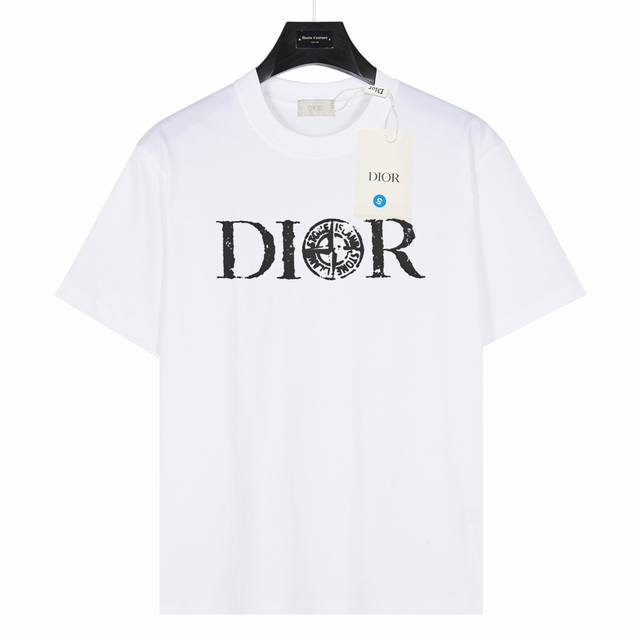Dior 迪奥&石头岛联名款 款号:Dr02 白色 240克重磅小落肩100%棉T恤。Os版型，宽松有型好搭配。采用精梳紧密赛络工艺，面料更耐磨。袖口以及下摆三