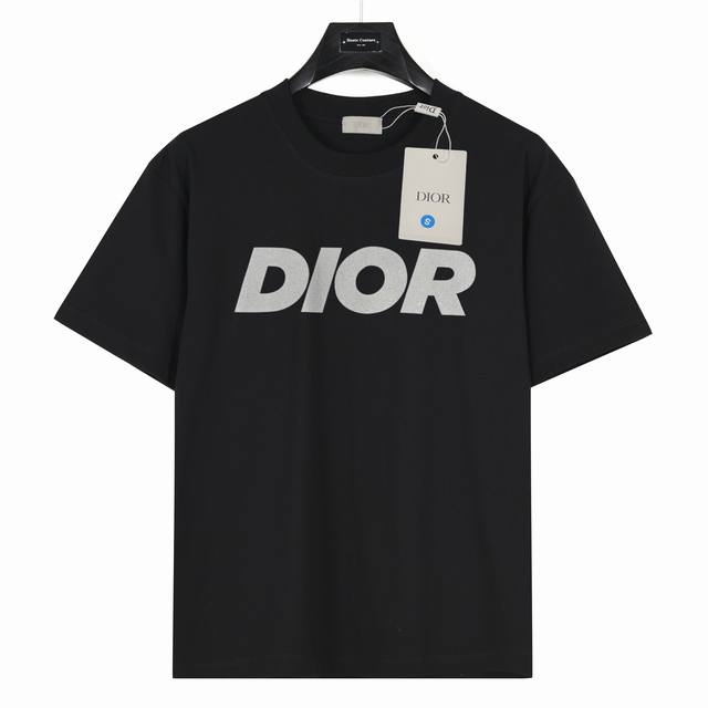 Dior 迪奥 经典字母Logo印花 款号:Dr01 黑色 240克重磅小落肩100%棉T恤。Os版型，宽松有型好搭配。采用精梳紧密赛络工艺，面料更耐磨。袖口以