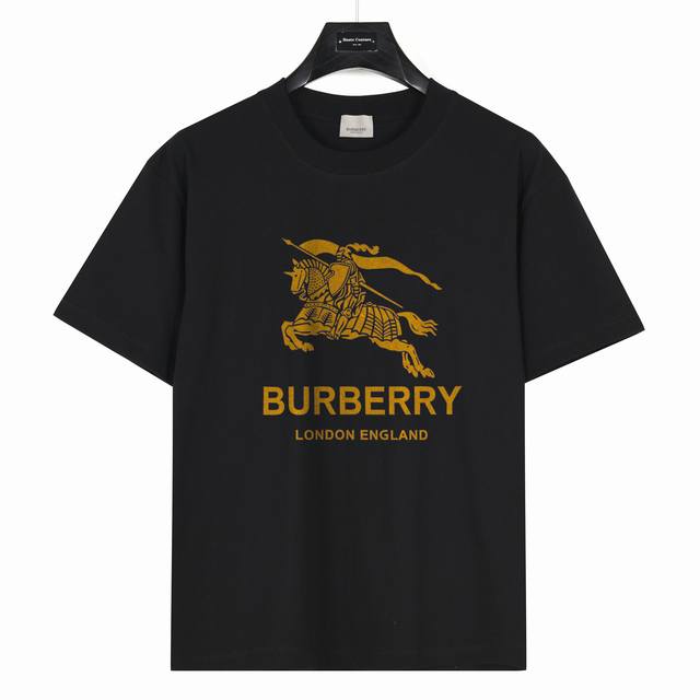 Burberry 巴宝莉 经典战马金色图案 款号:Bb12 黑色 240克重磅小落肩100%棉T恤。Os版型，宽松有型好搭配。采用精梳紧密赛络工艺，面料更耐磨。