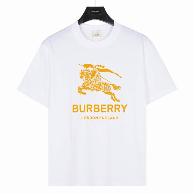 Burberry 巴宝莉 经典战马金色图案 款号:Bb12 白色 240克重磅小落肩100%棉T恤。Os版型，宽松有型好搭配。采用精梳紧密赛络工艺，面料更耐磨。
