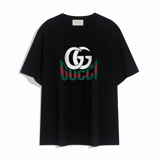 Gucci古驰新款短袖T恤,简单的设计看起来特别大方！版型剪裁特别有讲究！上身很洋气显瘦内搭外穿都看高密针织圆领设计，平整简约！亲肤透爽！T恤面料的柔软性舒适性