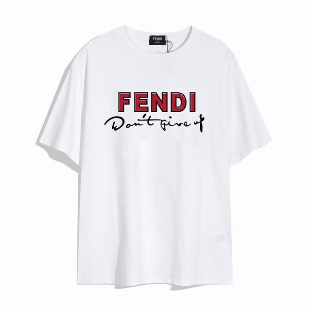 Fendi 芬迪新款字母短袖T恤,优雅的设计看起来气质满满！版型剪裁特别有讲究！上身很洋气显瘦内搭外穿都看高密针织圆领设计，平整简约！亲肤透爽！T恤面料的柔软性