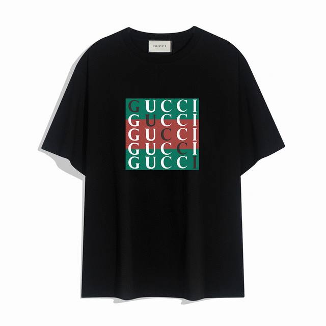 Gucci古驰新款短袖T恤,简单的设计看起来特别大方！版型剪裁特别有讲究！上身很洋气显瘦内搭外穿都看高密针织圆领设计，平整简约！亲肤透爽！T恤面料的柔软性舒适性