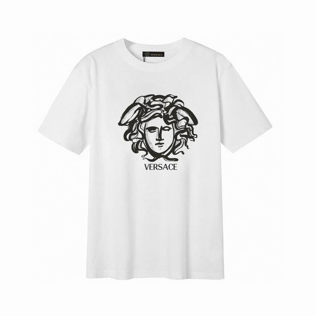 Versace 范思哲美杜莎字母短袖T恤,简单的设计看起来特别大方！版型剪裁特别有讲究！上身很洋气显瘦内搭外穿都看高密针织圆领设计，平整简约！亲肤透爽！T恤面料