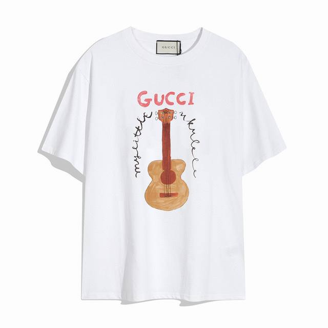 Gucci古驰新款短袖T恤,简单的设计看起来特别大方！版型剪裁特别有讲究！上身很洋气显瘦内搭外穿都看高密针织圆领设计，平整简约！亲肤透爽！T恤面料的柔软性舒适性