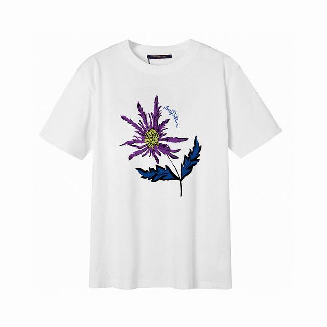 Lv新款字母短袖T恤,简单的设计看起来特别大方！版型剪裁特别有讲究！上身很洋气显瘦内搭外穿都看高密针织圆领设计，平整简约！亲肤透爽！T恤面料的柔软性舒适性无可挑